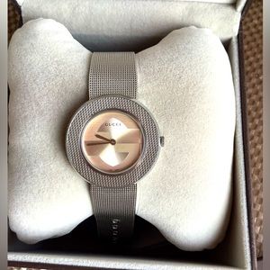 Beautiful ladies ( unisex) GUCCI watch 🔥🔥🔥